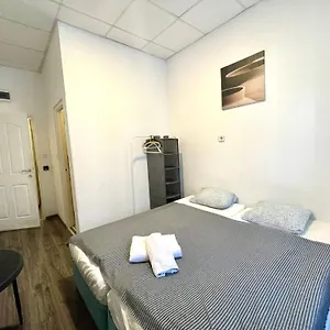Aradi With Private Bathroom In The Centre Homestay